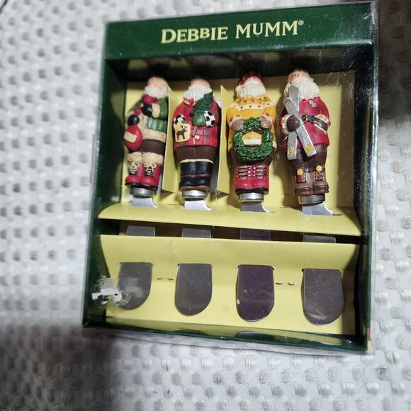 DEBBIE MUMM NWT SANTA CLAUS CHEESE SPREADER KNIVES BOX SET - Picture 1 of 2